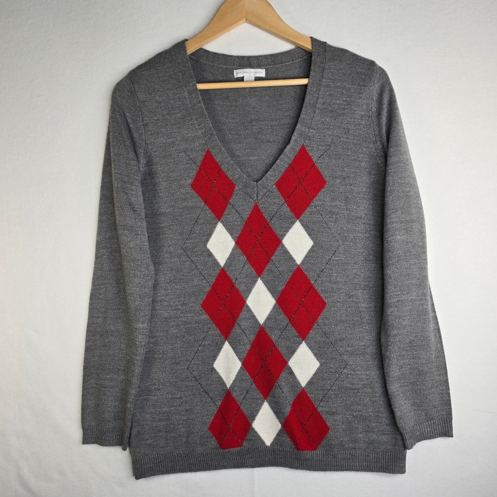 New York & Company Grey Argyle V-Neck Sweater Red White Size XS Long Sleeve